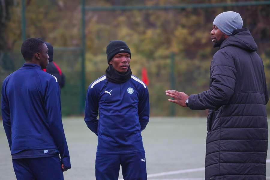 Jean-Raphaël Abomba et ses joueurs.