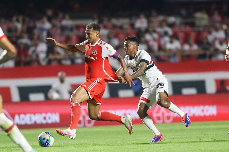 Alan Patrick deu muito trabalho para a defesa do São Paulo