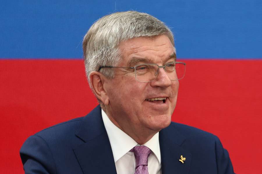 Thomas Bach, presidente do Comité Olímpico Internacional, é instado a permanecer no cargo