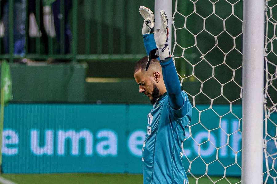 Léo Vieira, goleiro do Verdão do Oeste, reza para voltar à 1ª divisão
