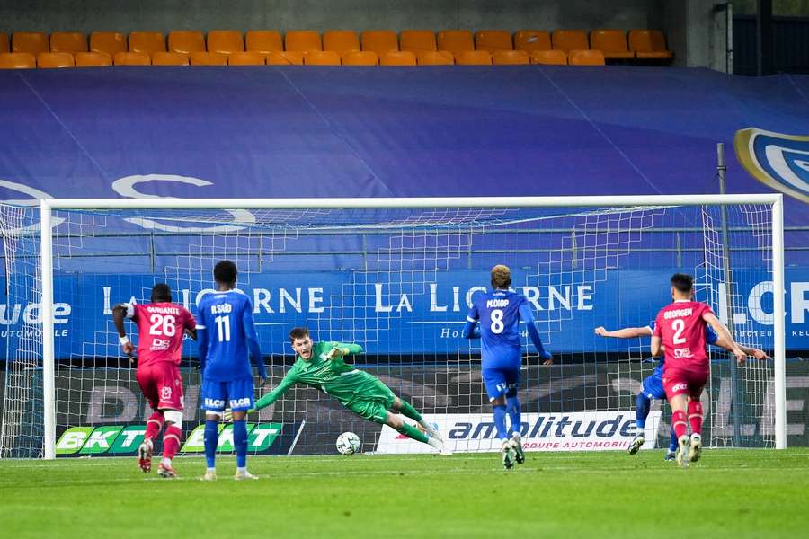 Troyes se maintient avec penalty, Dunkerque voit la concurrence revenir