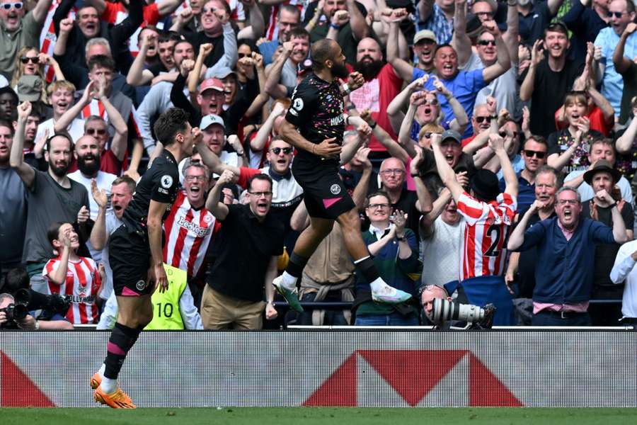 Brentford forward Bryan Mbeumo (C) celebrates