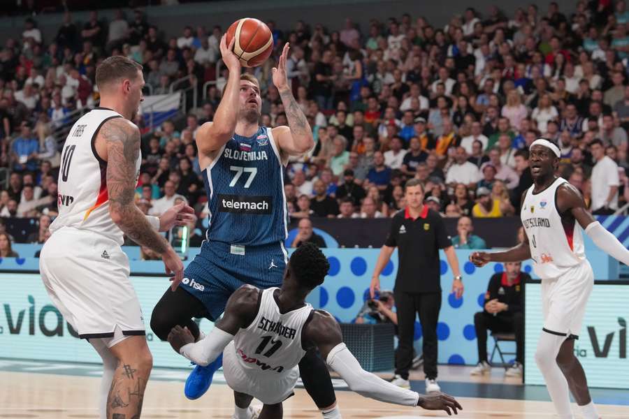 Doncic, at the moment when Schröder caused his fourth foul.