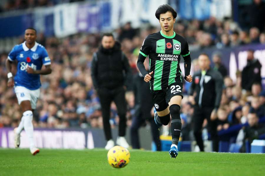 Kaoru Mitoma of Brighton & Hove Albion runs with the ball