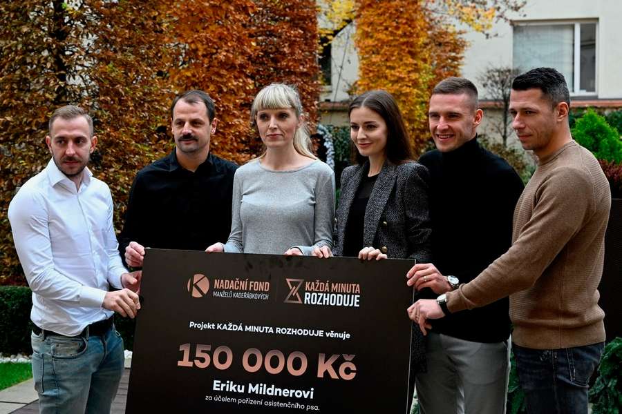 Kaderabek bei der Scheckübergabe für seine Stiftung.