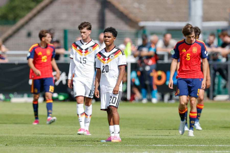 Die deutsche U19 hatte im letzten Gruppenspiel gegen Spanien keine Chance. Die deutsche U19 hatte im letzten Gruppenspiel gegen Spanien keine Chance.