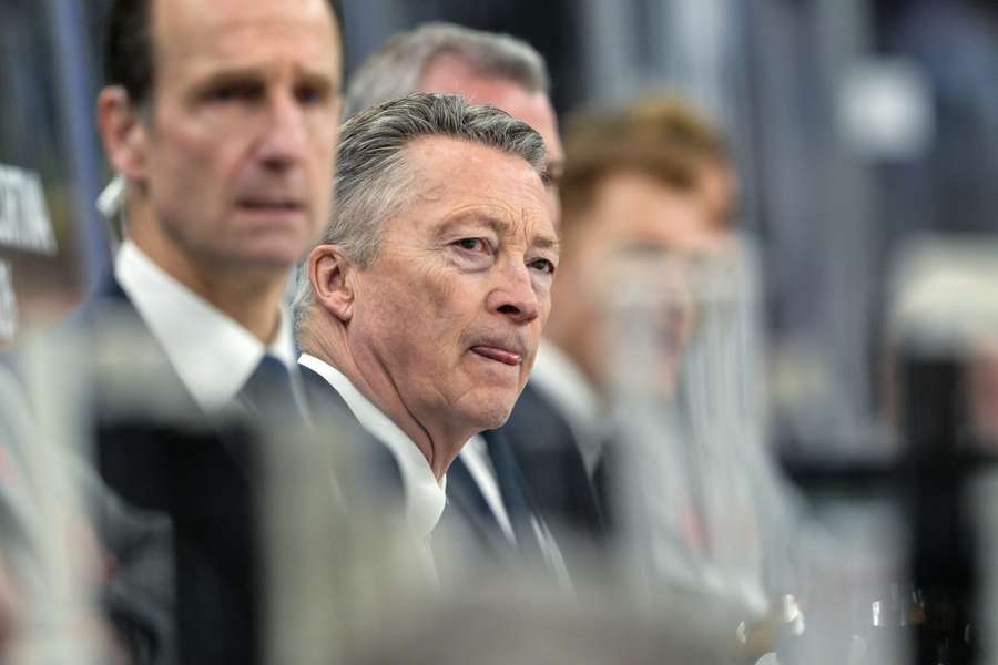 Harold Kreis (im Fokus) steht bei der Eishockey-WM in der Schweiz gehörig unter Druck. 