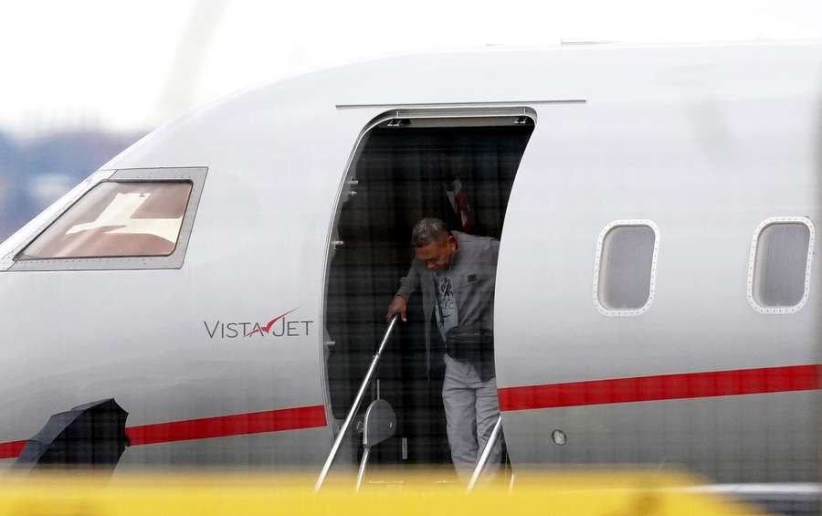 Luis Manuel Diaz, ojciec piłkarza Liverpoolu Luisa Diaza, przybywa na lotnisko Johna Lennona