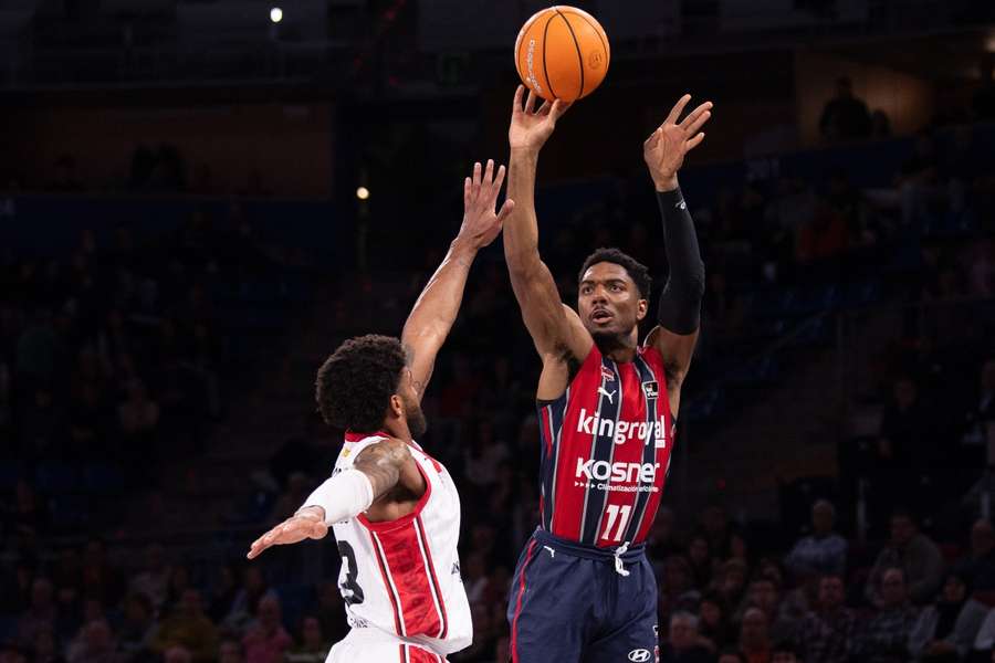 Trent Forrest lanza un triple ante el Casademont Zaragoza