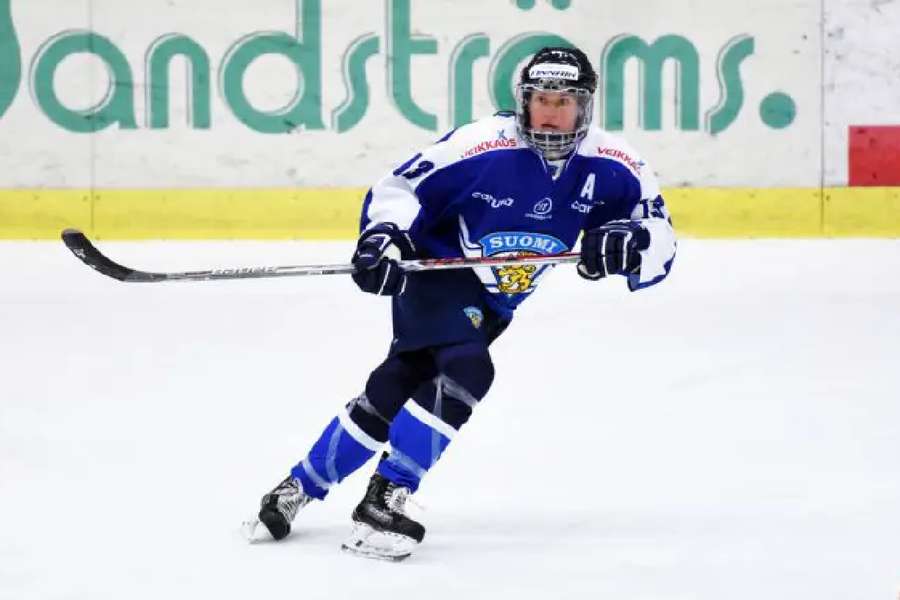 Rikkaa Sallinen, première buteuse de l'histoire du hockey féminin aux Jeux Olympiques.
