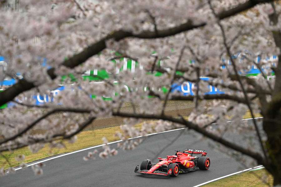 Charles Leclerc fährt an den blühenden Kirschbäumen in Suzuka vorbei.