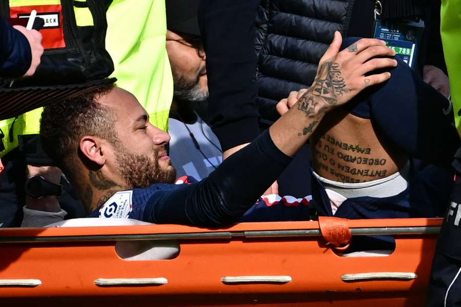 Neymar saiu de maca após lesionar o tornozelo direito