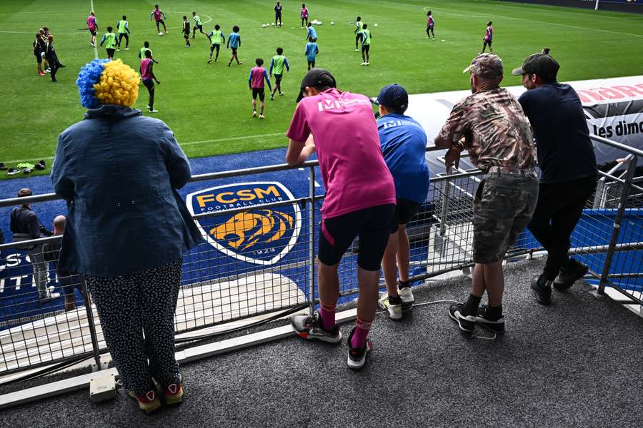 Adeptos assistem ao treino do clube esta quarta-feira