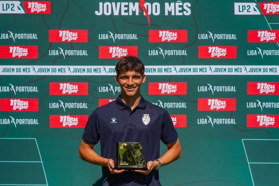 Gabriel Costa com o prémio de jovem do mês da Liga 2