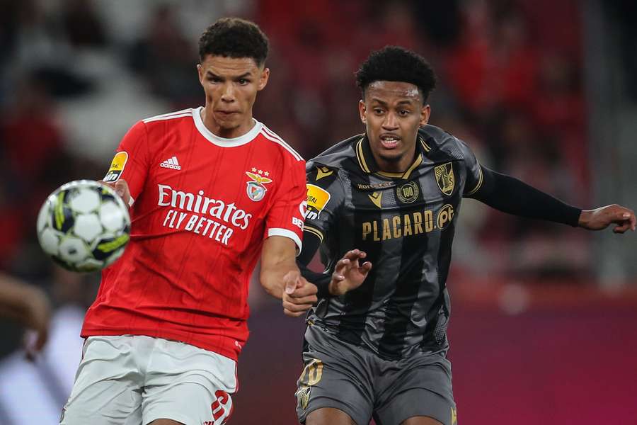 Alexander Bah é um dos titulares da defesa do Benfica