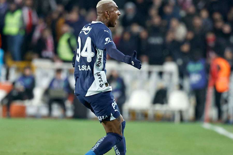 Talisca inaugurou o marcador aos 42 minutos
