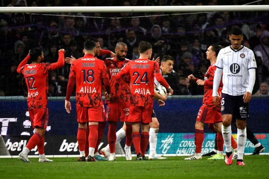 Lacazette premenil pokutový kop.