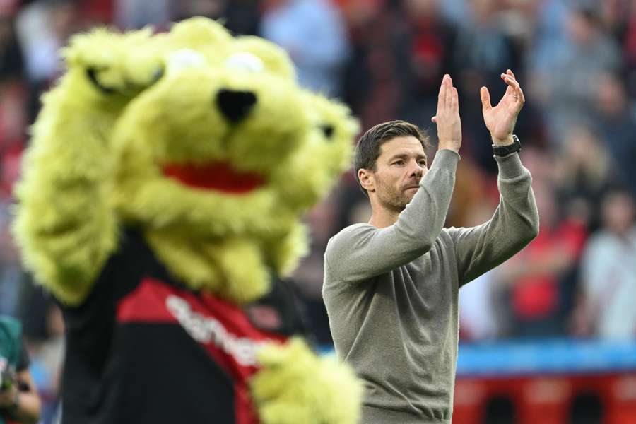 O técnico Alonso e o mascote do Bayer celebram mais uma vitória