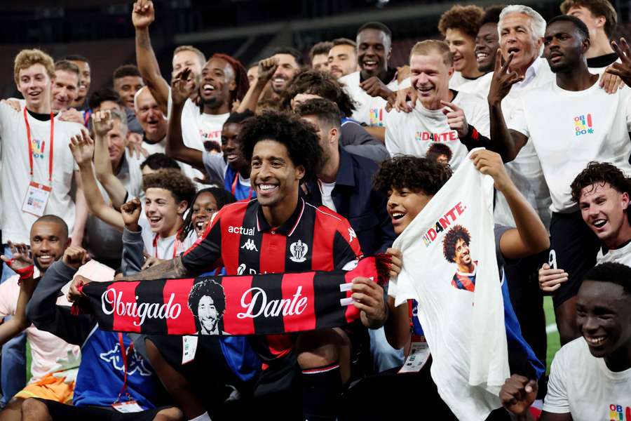 El Niza, con Dante a la cabeza, celebra la permanencia en la Ligue 1 El Niza, con Dante a la cabeza, celebra la permanencia en la Ligue 1