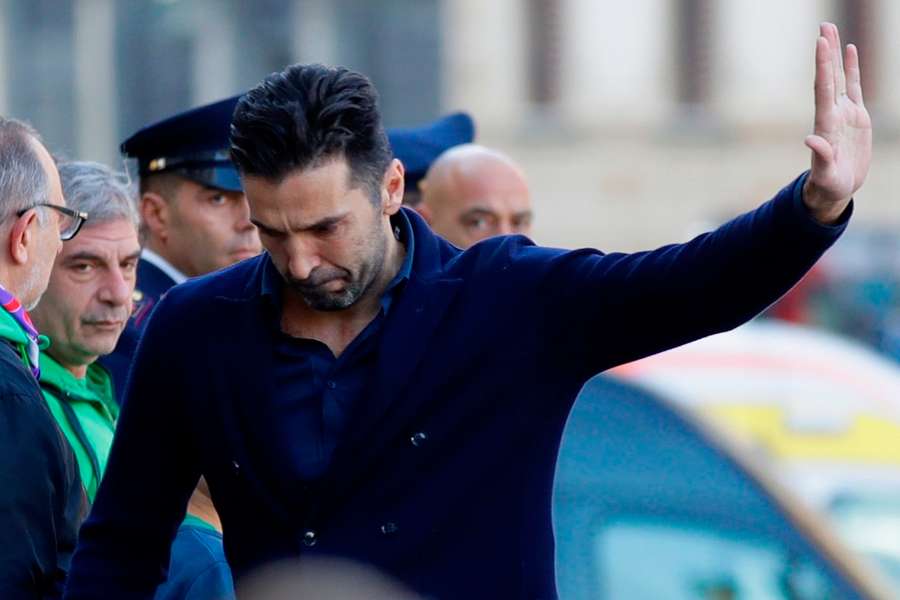 Torhüterlegende Gianluigi Buffon war einer der Turiner, der zur Beerdigung von Davide Astori erschien. Torhüterlegende Gianluigi Buffon war einer der Turiner, der zur Beerdigung von Davide Astori erschien.