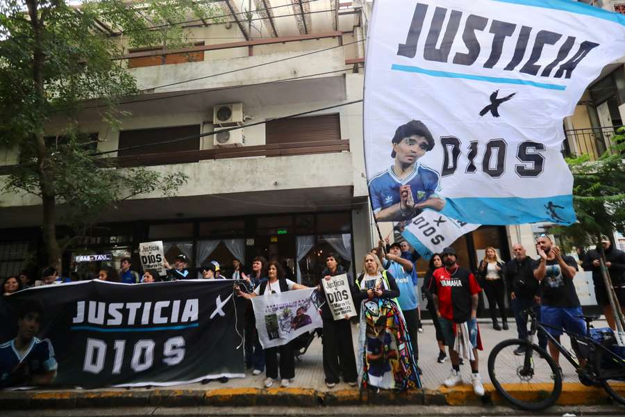 Os fãs de Maradona em Buenos Aires durante o julgamento
