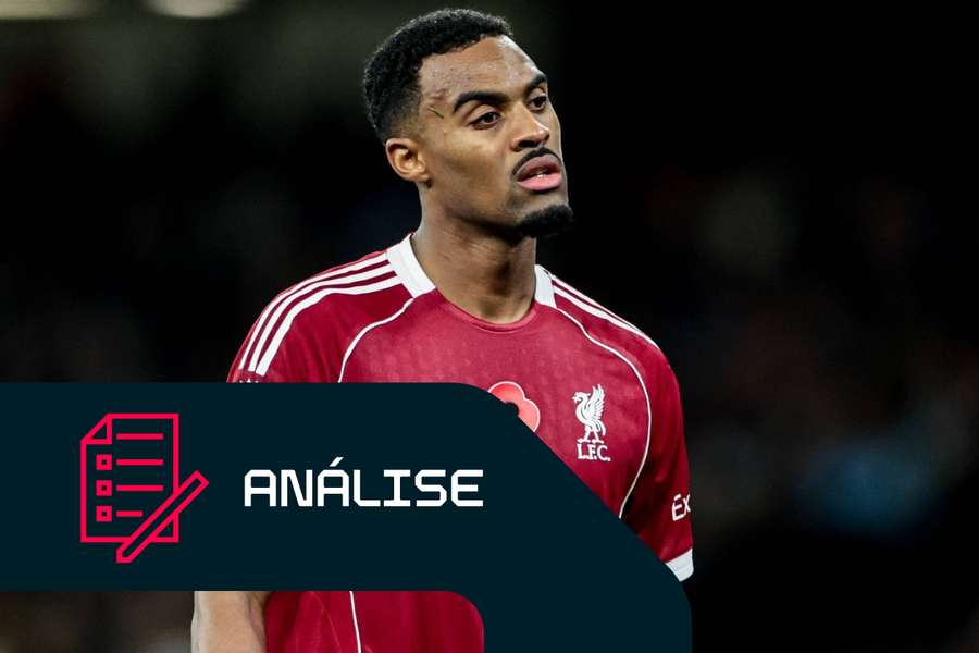 Ryan Gravenberch reage durante a derrota do Liverpool frente ao Manchester City, que saiu cara à equipa, no domingo