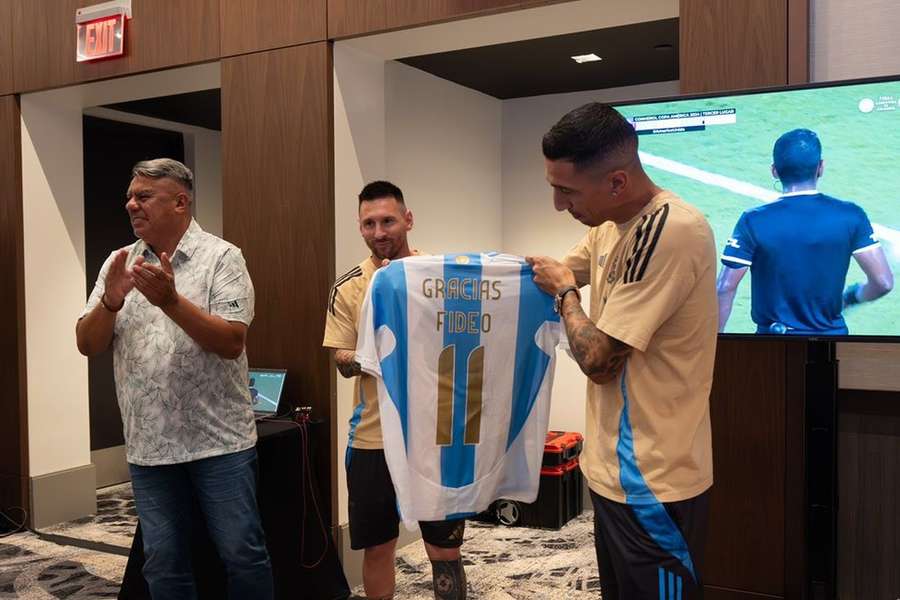 Angel Di María foi homenageado pelos colegas de seleção