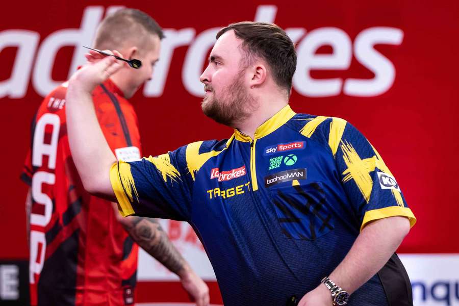 Luke Littler im Finale.