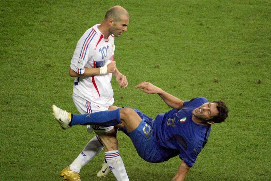 Zinedine Zidane und ein fallender Marco Materazzi Zinedine Zidane und ein fallender Marco Materazzi