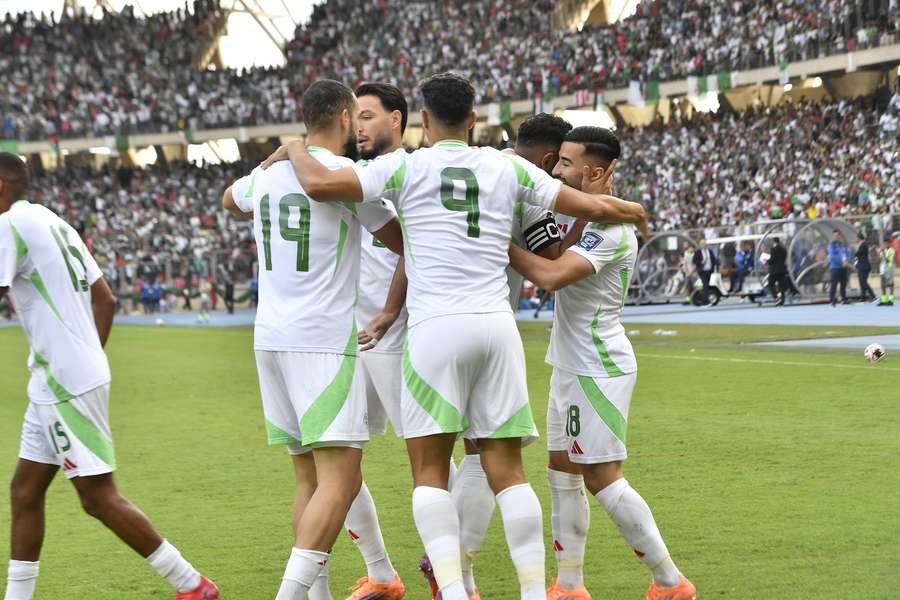 Los jugadores argelinos celebran el pase