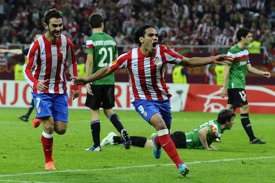 Radamel Falcao celebra junto a Adrián uno de sus goles en la final de la Europa League de 2012