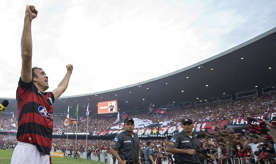No Maracanã, Petković comemora o título de 2009 com a torcida