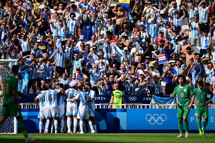 Los argentinos celebran el gol de Thiago Almada