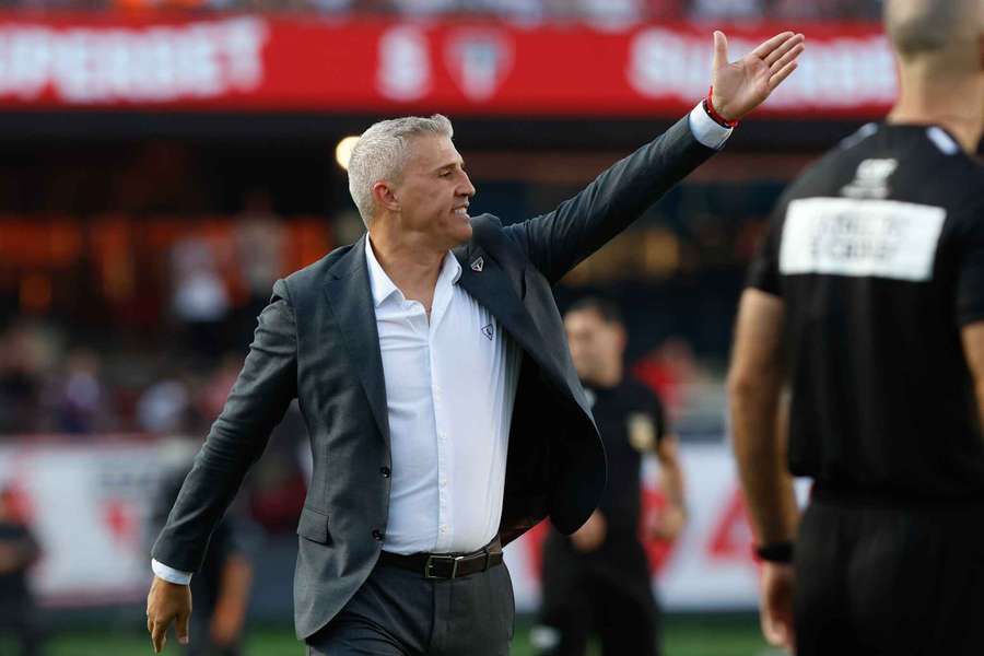 O técnico são-paulino Hernán Crespo saiu revoltado do Morumbi