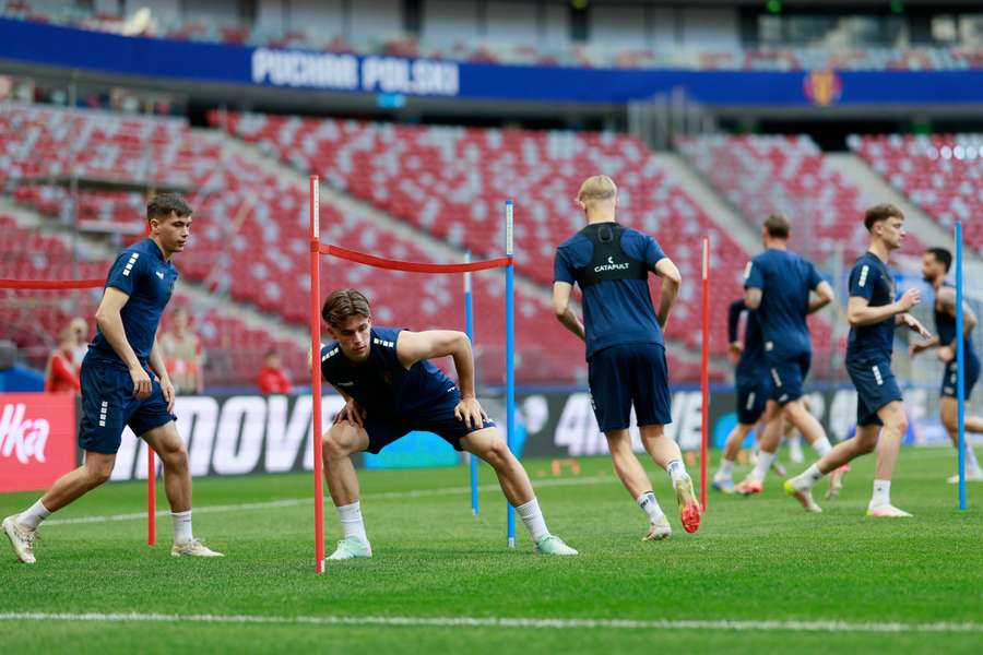 Ciasno i głośno wokół areny finału Pucharu Polski. Fani gromadzą się na PGE Narodowym