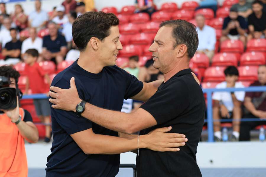 O abraço entre Luís Pinto (esq.) e Sylaidopoulos (dir.) O abraço entre Luís Pinto (esq.) e Sylaidopoulos (dir.)