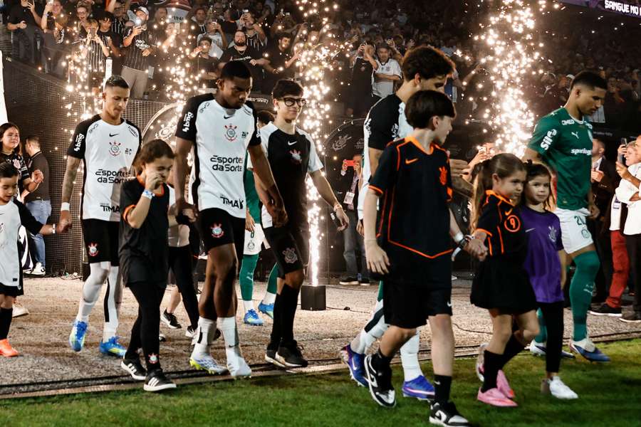 Jogadores de Corinthians e Palmeiras entram lado a lado para dérbi no Brasileirão Jogadores de Corinthians e Palmeiras entram lado a lado para dérbi no Brasileirão