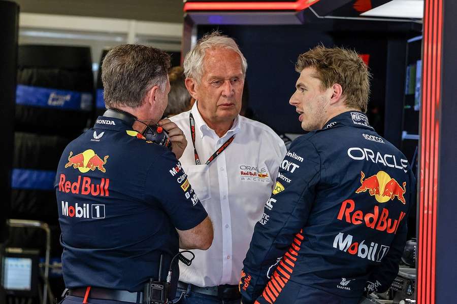 Motorsportchef Dr. Helmut Marko (m.) mit Christian Horner (l.) und Max Verstappen