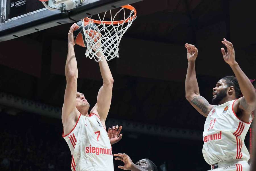 Johannes Voigtmann bei einem Dunk.