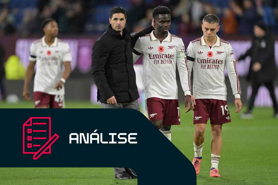 Mikel Arteta com Bukayo Saka e Leandro Trossard