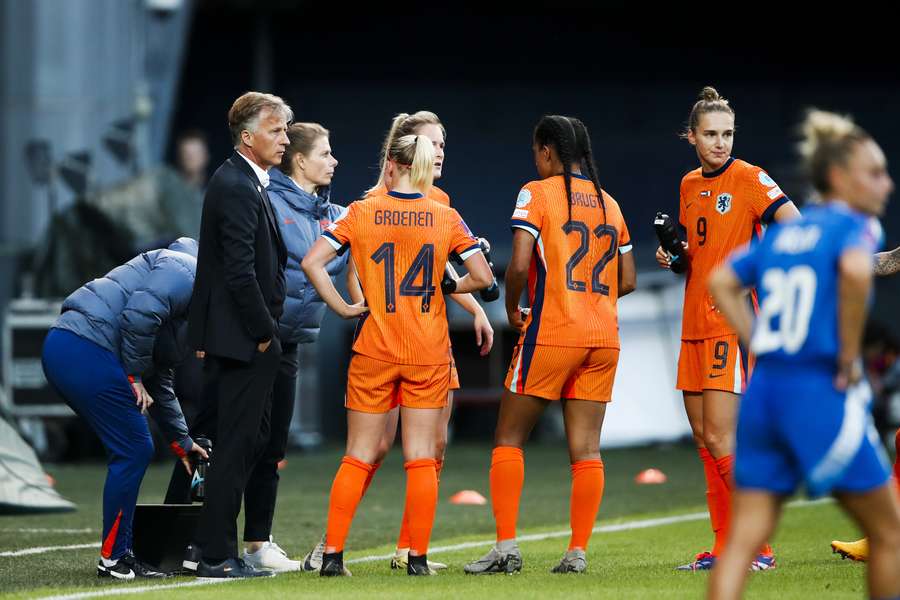 De Nederlandse voetbalsters spelen tegen dinsdag Denemarken 