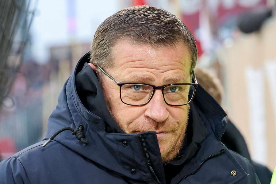 Max Eberl mit einer Jacke beim Pauli-Spiel.