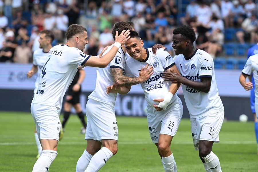 Tihomir Kostadinov (druhý zprava) slaví se spoluhráči ze Slovácka gól proti Artisu.