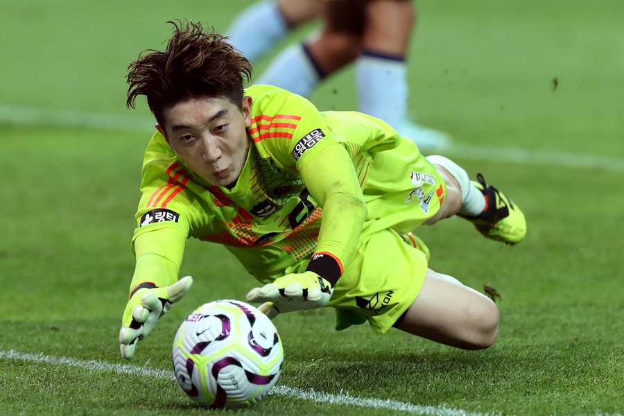 Jo Hyeon-woo in action