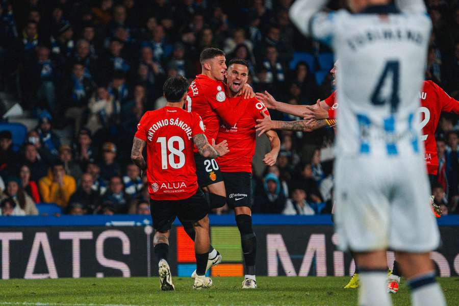 Los jugadores del Mallorca abrazan a Gio González tras el 0-1