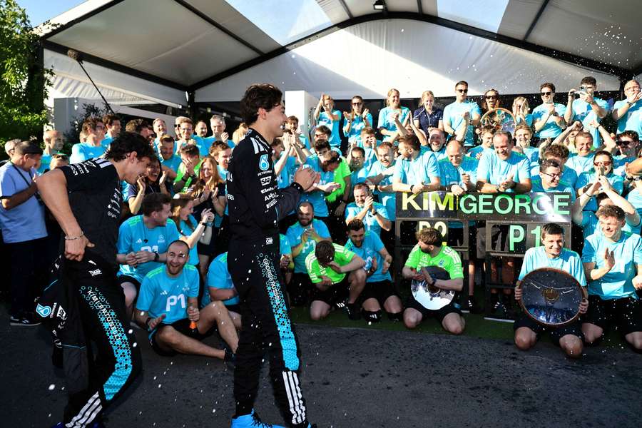 Russell y Antonelli, pilotos de Mercedes