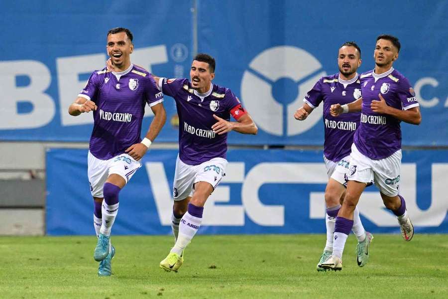 Jucătorii lui FC Argeș sărbătoresc un gol