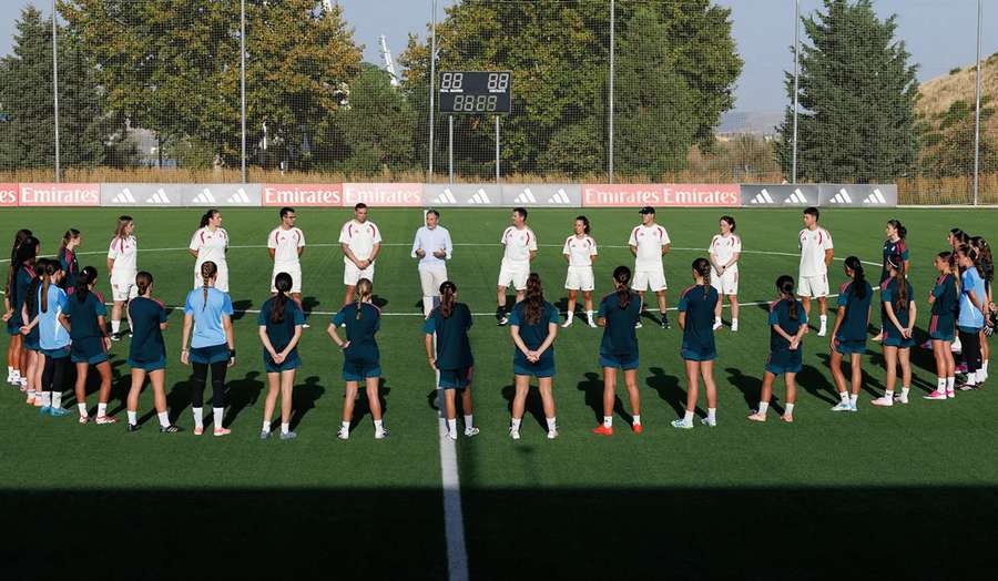 El cadete del Real Madrid femenino escucha a su entrenador