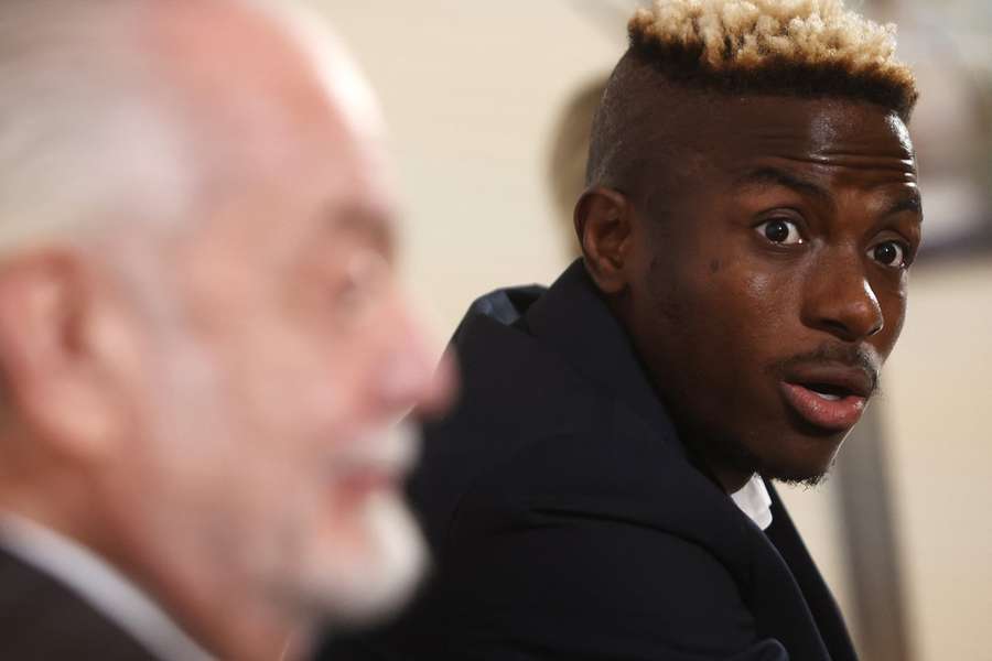 Victor Osimhen e, sfuocato in primo piano, Aurelio De Laurentiis