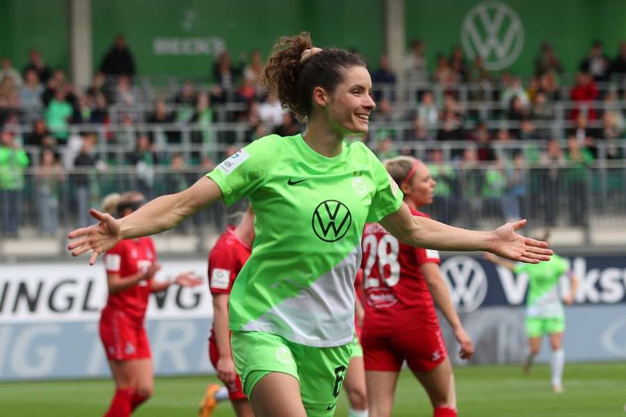 Dominique Janssen viert haar treffer tegen Köln